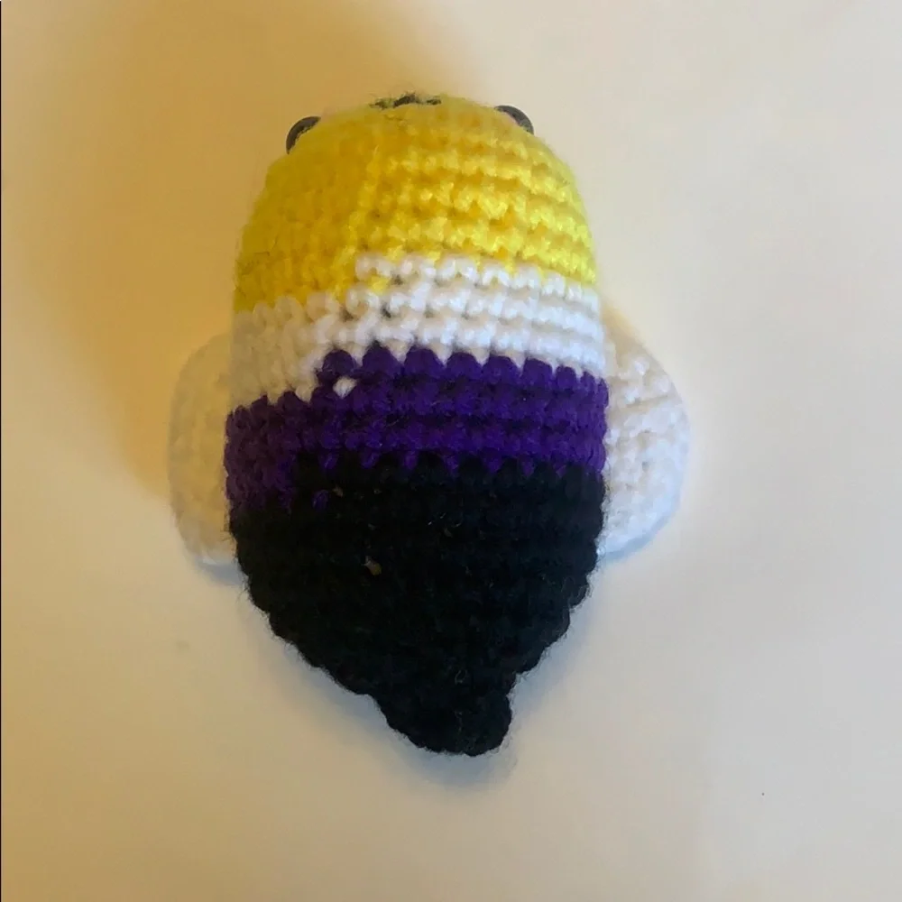 Made to order💖Non-binary pride bee plush crochet - Picture 6 of 8